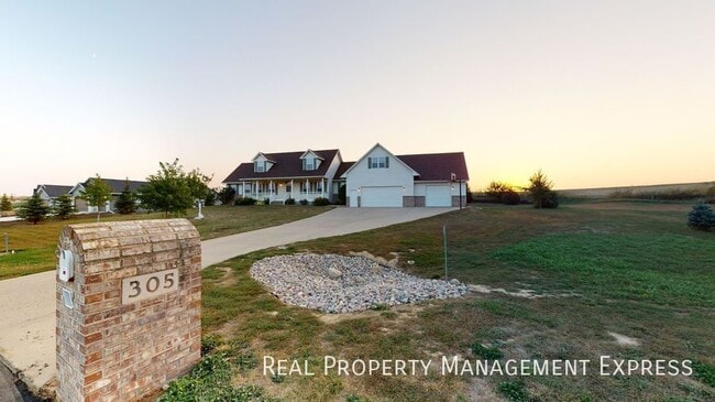 Photo - 305 N Pine Lake Dr