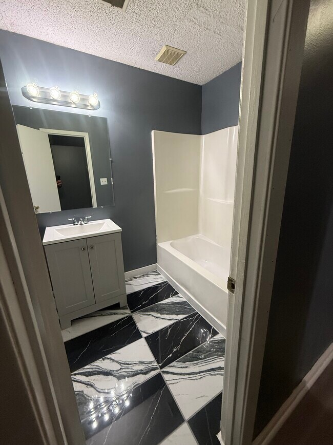 Middle Bathroom - 404 W Easy St