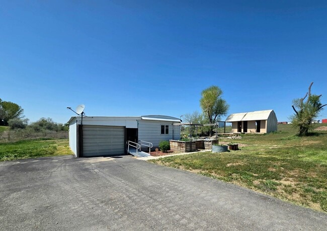 Photo - 3 Bed, 1.5 Bath Country-Home on 5 Acres