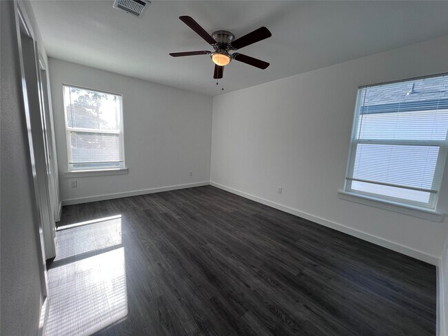 Building Photo - 9243 Seeker St Unit B