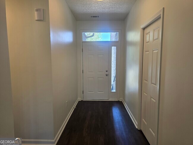 Photo - 434 Roberts Way