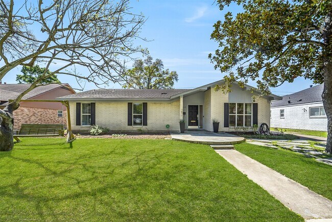 Building Photo - 6215 Queensloch Dr