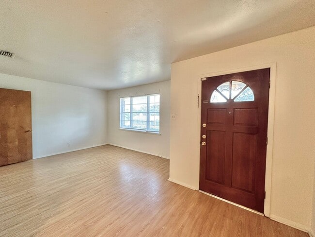 Photo - Discover this 3/2 home located in Mid-town...