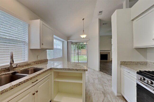 1915 Creston Dr