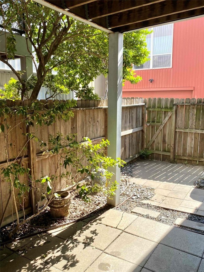 Photo - 823 Robin St
