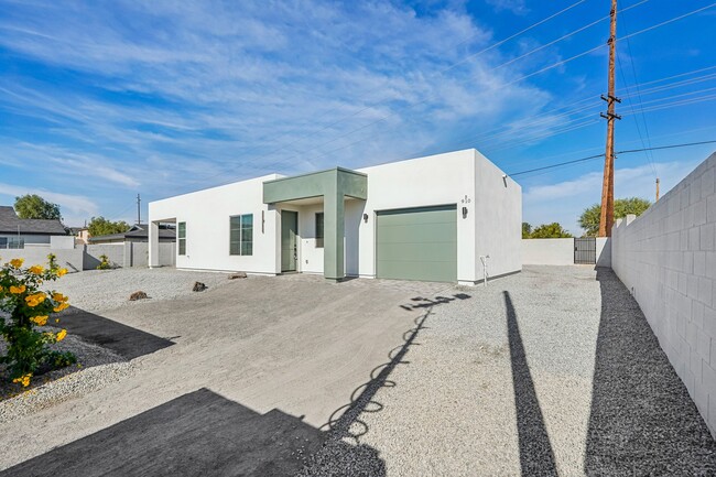 Photo - 910 E Roma Ave Casa