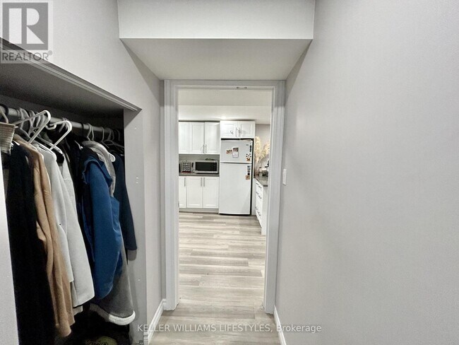 Photo - 18 Queenston Crescent