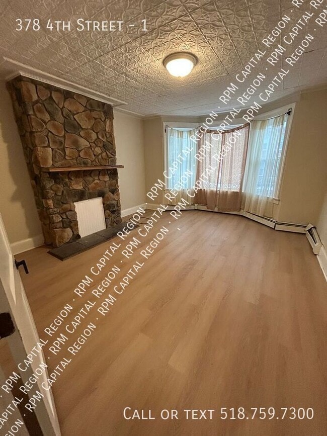 Building Photo - 378 4th St Unit 1