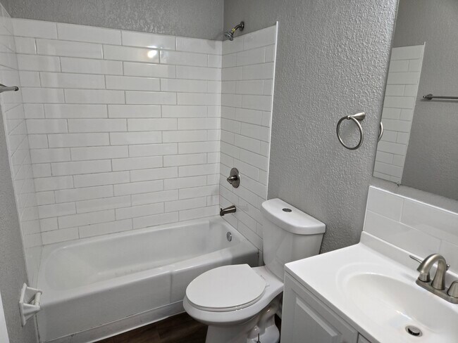 Photo - 931 SW Kingscross Rd