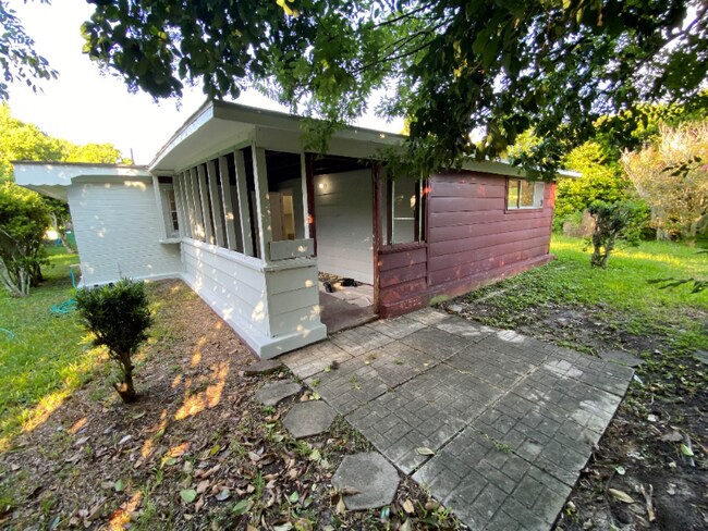 Photo - 977 Flomich St