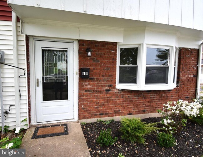 216 E Pearl St