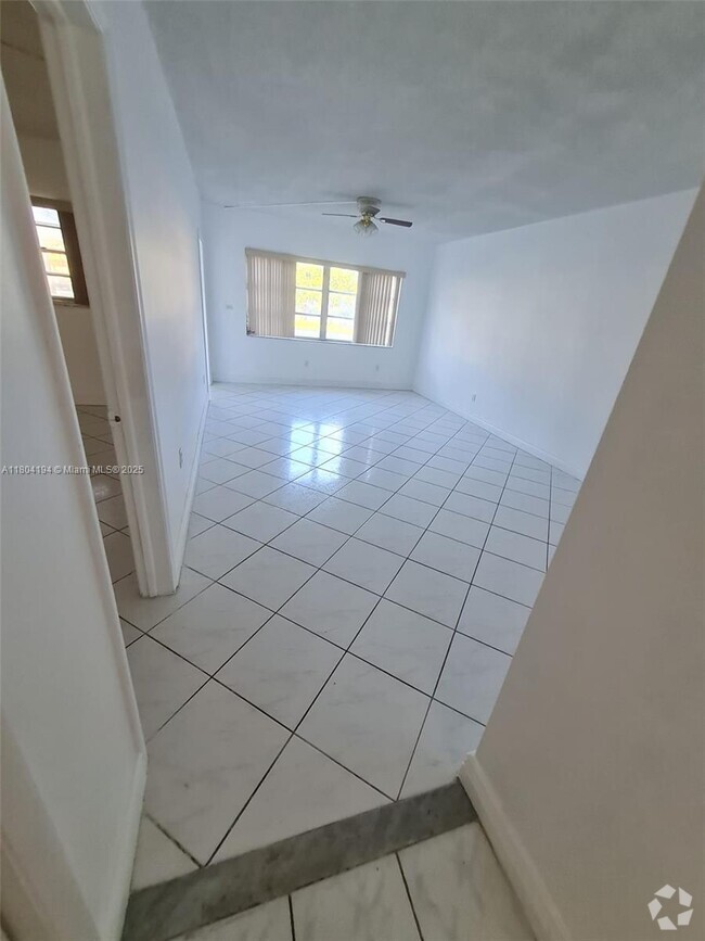 Building Photo - 2820 NE 201st Terrace Unit F106 Rental