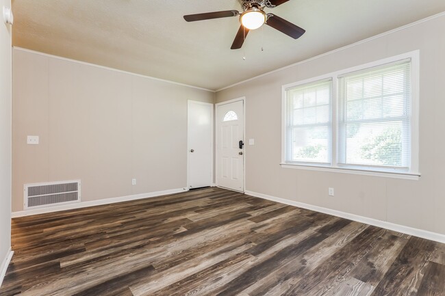 Photo - 5145 Burbank St