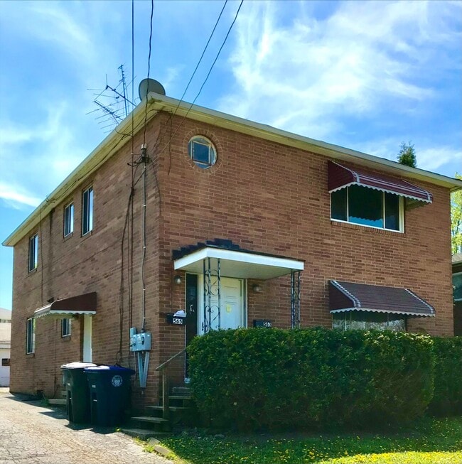 Building Photo - 565 Treeside Dr Unit 565
