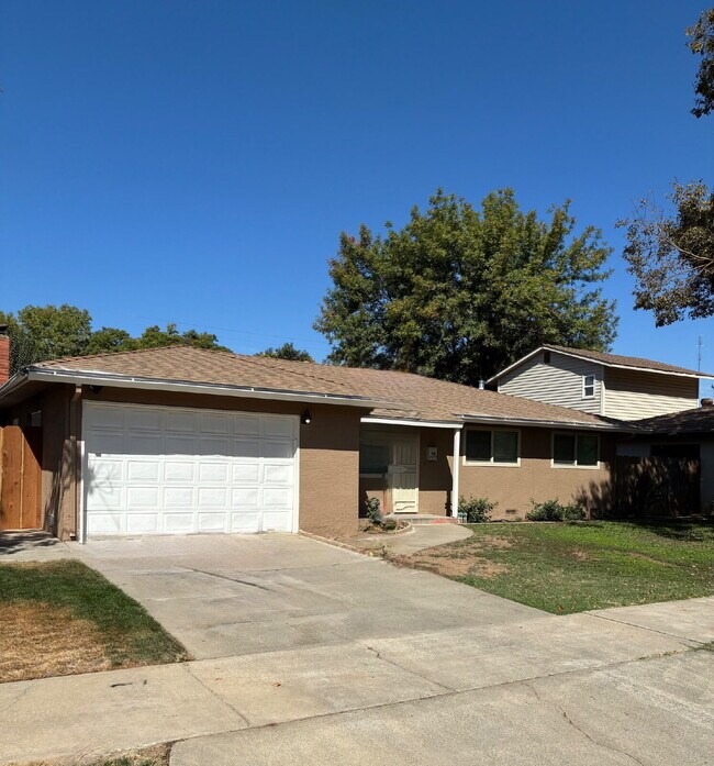 Location, Location!
Newly renovate.
Beautiful, Grand Backyard!