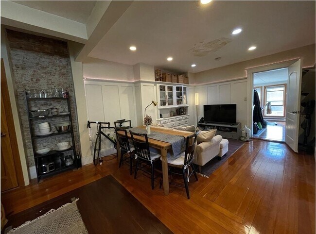 Building Photo - 1672 Beacon St Unit 2B Rental