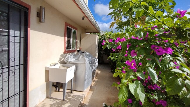 Building Photo - 3048 Hinano St Unit Back-1 Rental