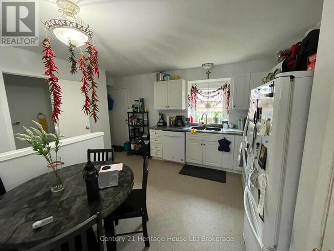 Photo - 255 Lansdowne Ave