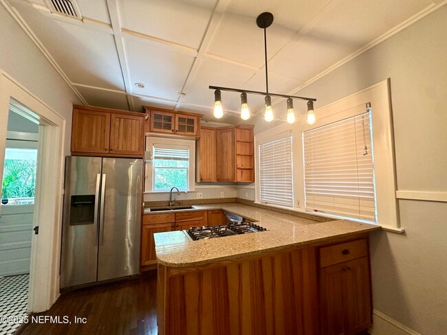 Photo - 2877 Sydney St