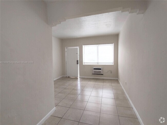 Building Photo - 1565 SW 6th St Unit 7 Rental