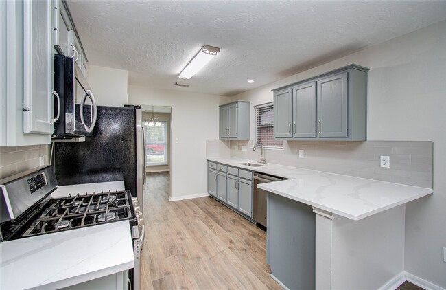 Building Photo - 16218 Hilton Head Ln