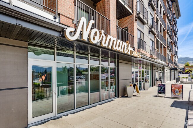 Magasin au rez-de-chaussée - Norman's Diner - The Woods at Willow Park