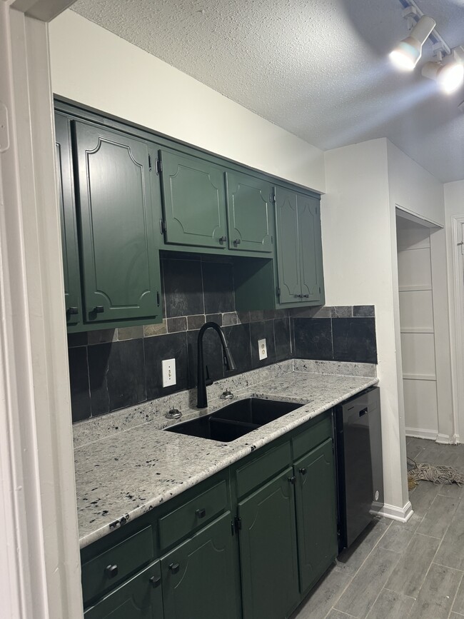 Kitchen - 146 Rue Fontaine Unit 146 Rue Fontaine