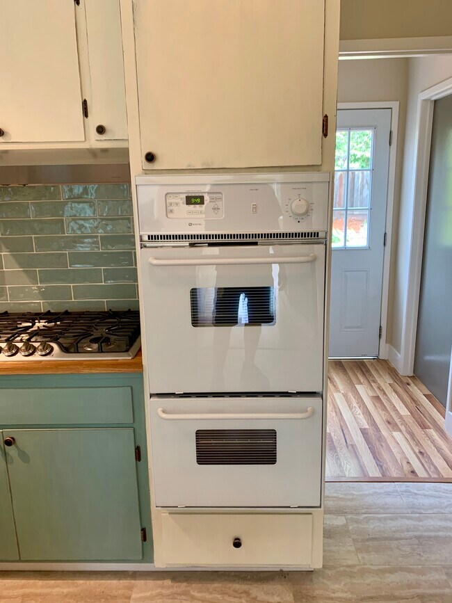 Two ovens - 836 Seacliff Dr