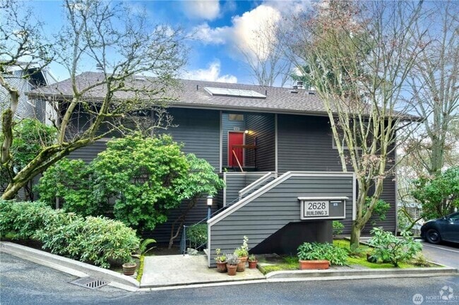 Building Photo - 3 bedroom in Seattle WA 98109 Rental
