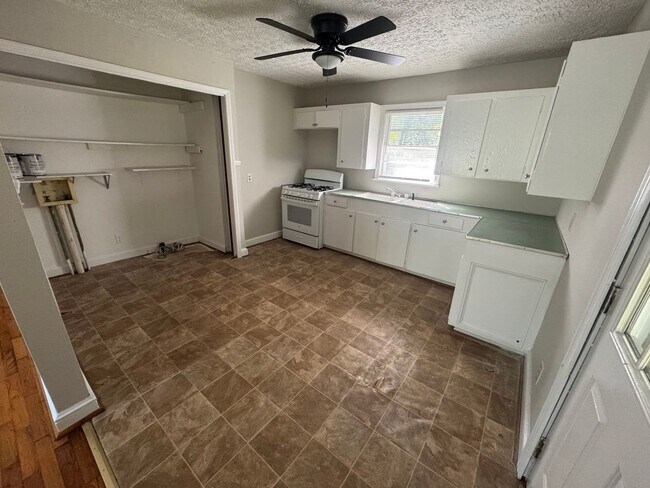 Photo - G Gaston Family Trust Unit 417 Robinhood Rd