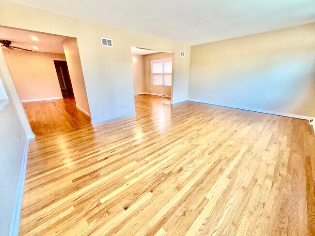 5025 Carol St Unidad Top floor