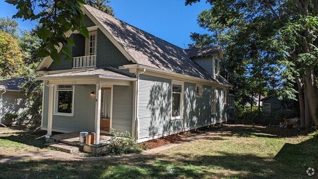 Building Photo - SUPER CUTE VINTAGE 2-STORY HOME IN BERKELE...