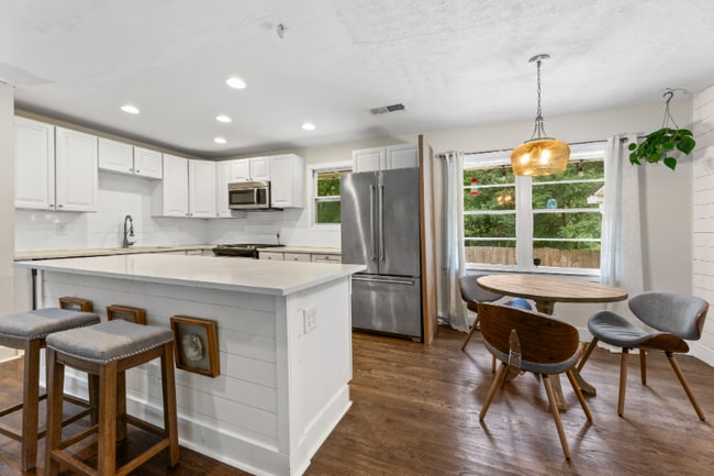 Photo - 551 Lyle Dr SE