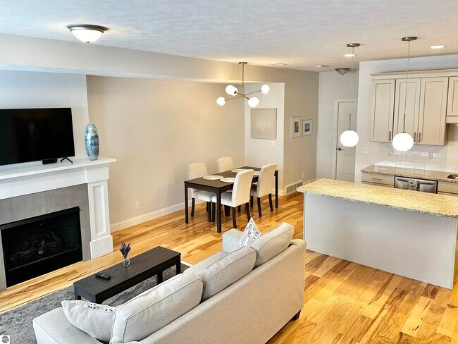 Photo - 982 Lake Ridge Dr