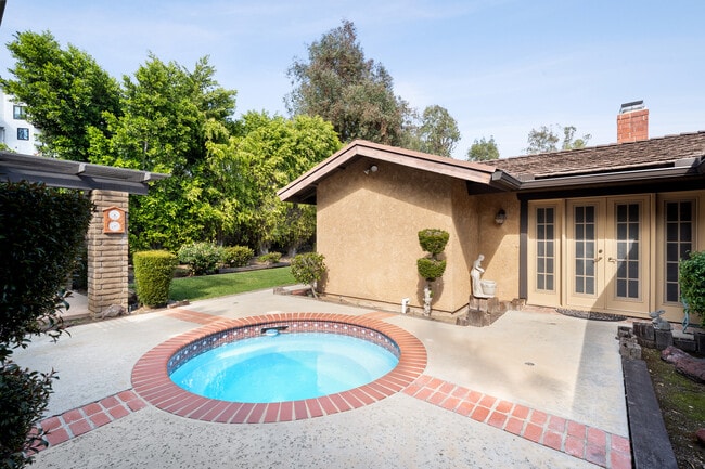 Photo - 1557 E Puente St House