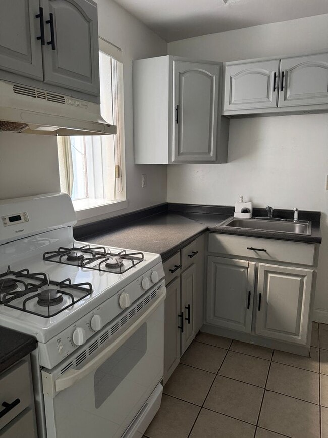 Photo - 4716 Woodland Ave Unit 2F