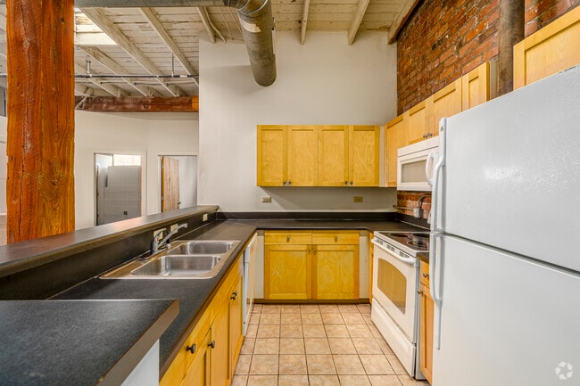 2BR, 2BA - 900SF - Kitchen