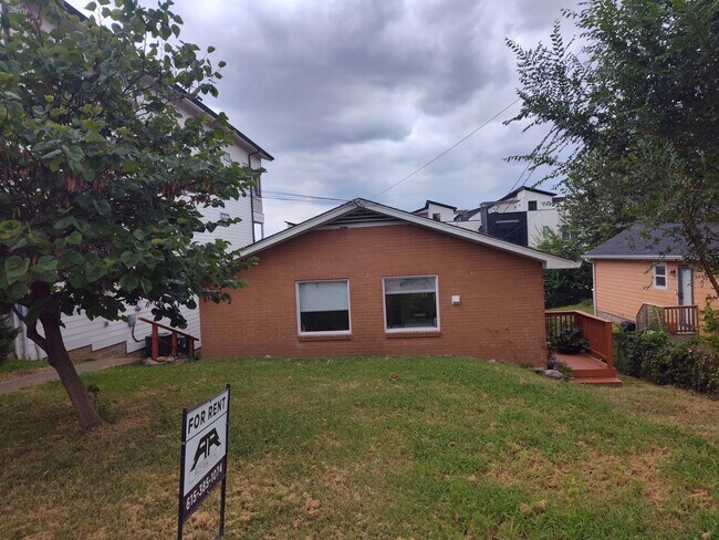 1017 Wade Ave Unidad C