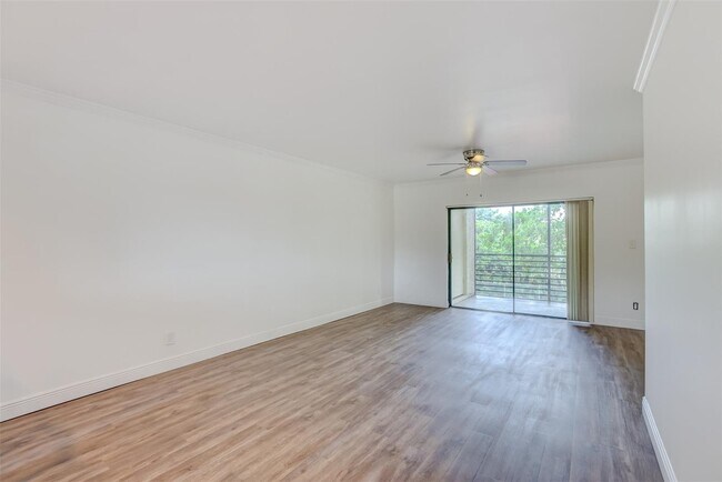 Photo - 128 S Cypress Rd Unidad 836