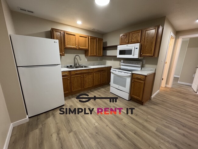 Building Photo - All Utilities Included, 1 Bed, New Renovation, Lower Level