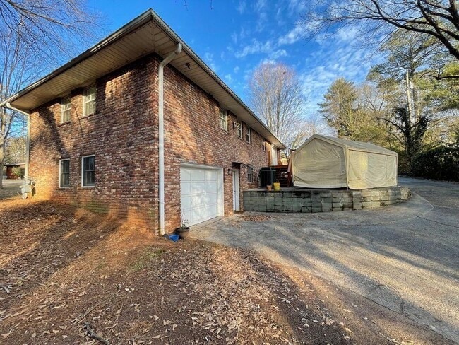 Photo - 2106 Pawnee Dr SE