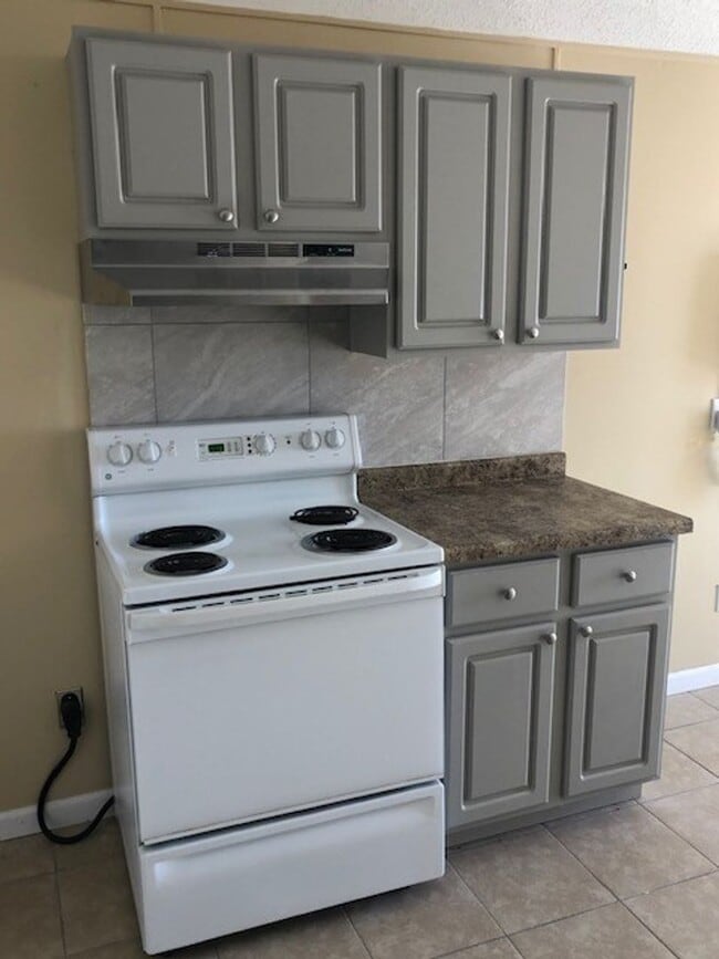 Photo - Renovated 2 Bedroom 1 Bath Apartment for R... Unidad 110 C