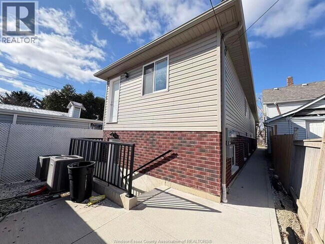 Photo - 658 Caron Ave