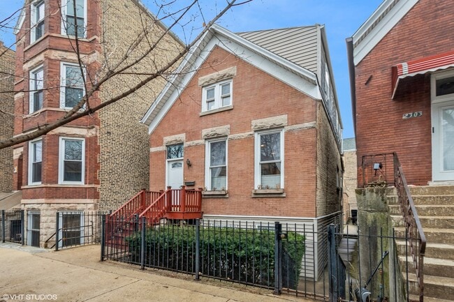Building Photo - 2305 N Oakley Ave Unit 1