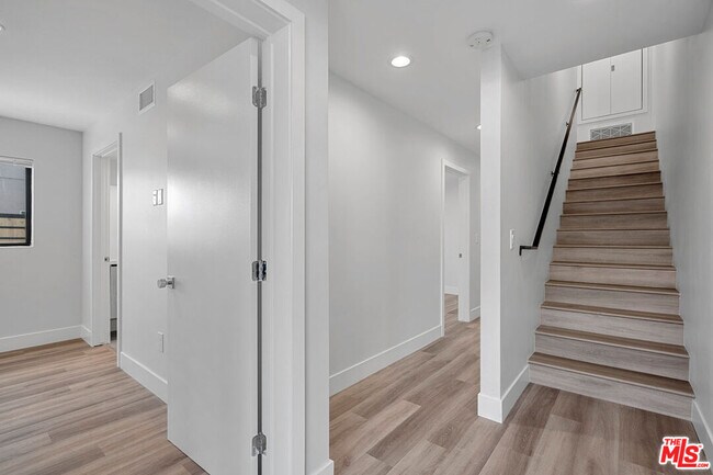 14804 1/2 Vanowen St