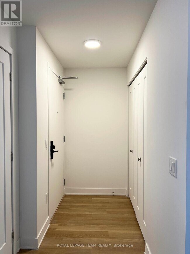 Photo - 1655 Carling Ave Unité B402