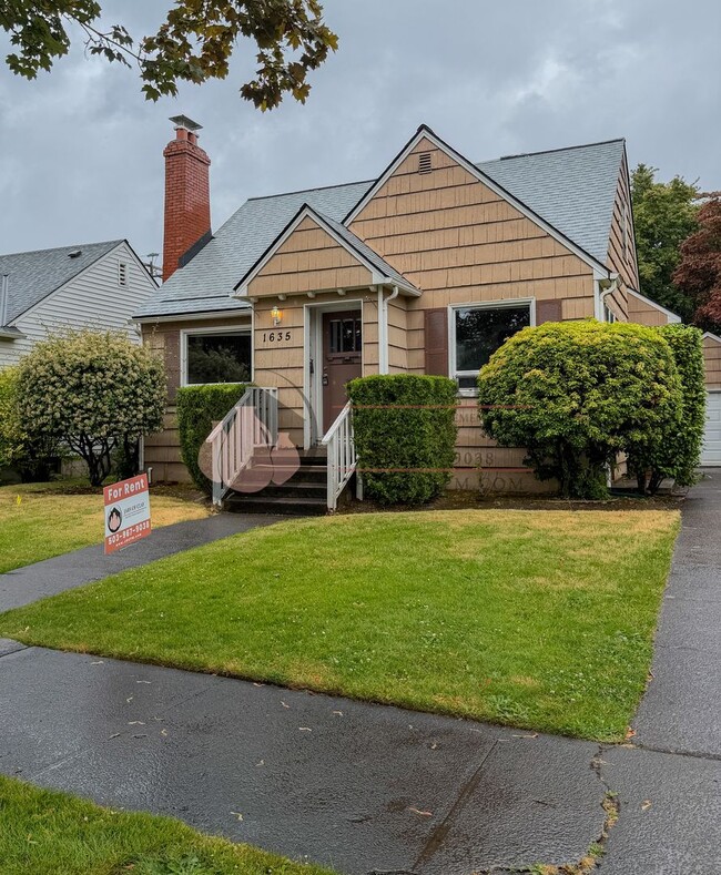 Building Photo - Spacious NE Salem Character Home | Pet Friendly | Central Heat