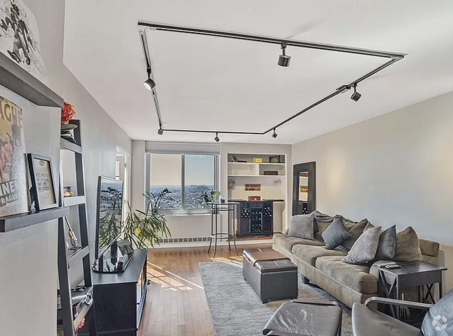 Building Photo - 604 S Washington Sq Unit 2015 Rental