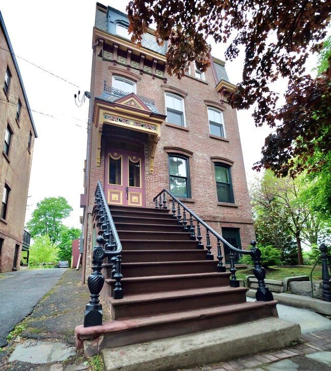 Building Photo - 4 Grand St