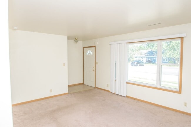 Photo - 2 bedroom / 1.5 bathroom Townhome for rent...